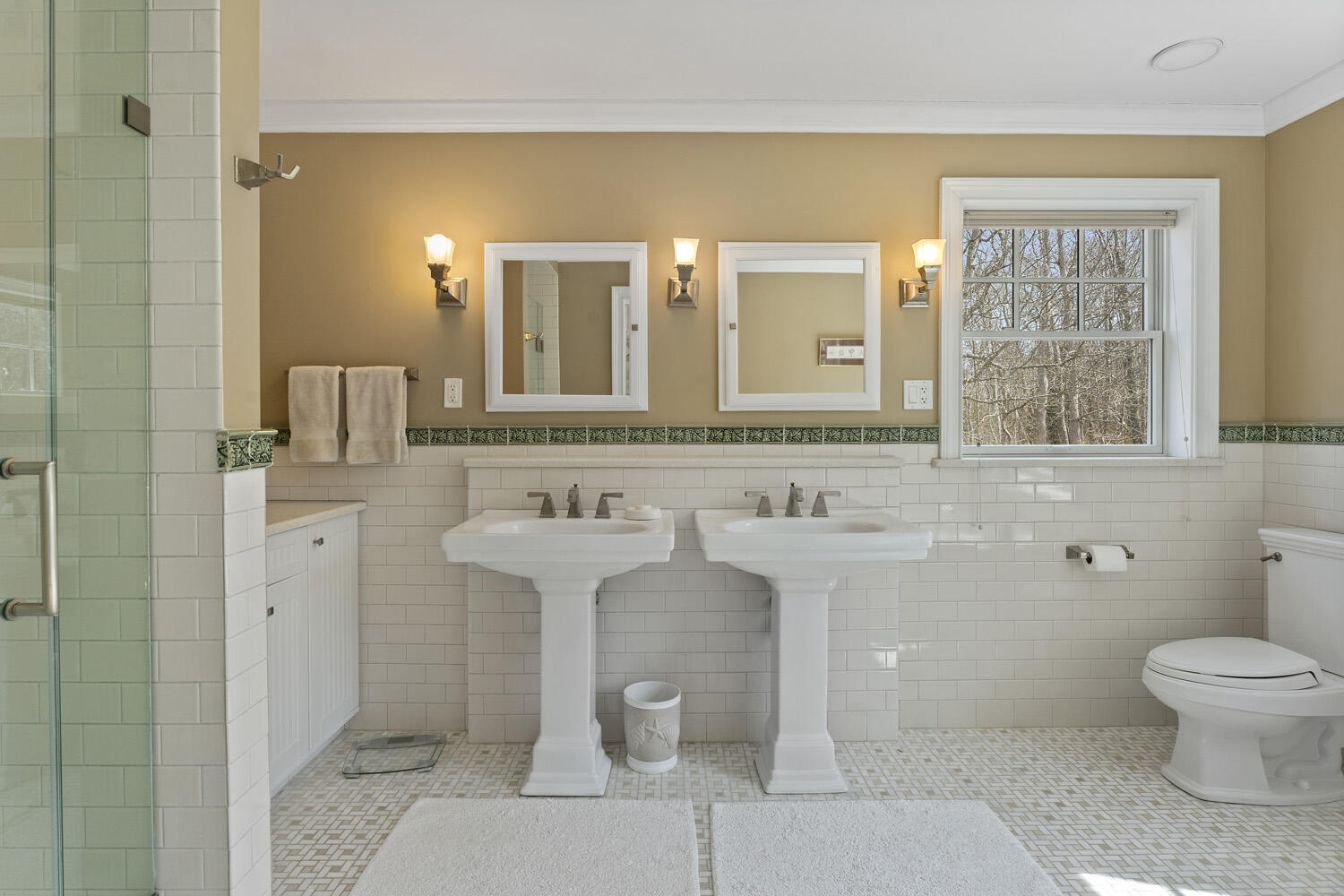 BR1 King En Suite with Shower Stall and Tub, Second Floor