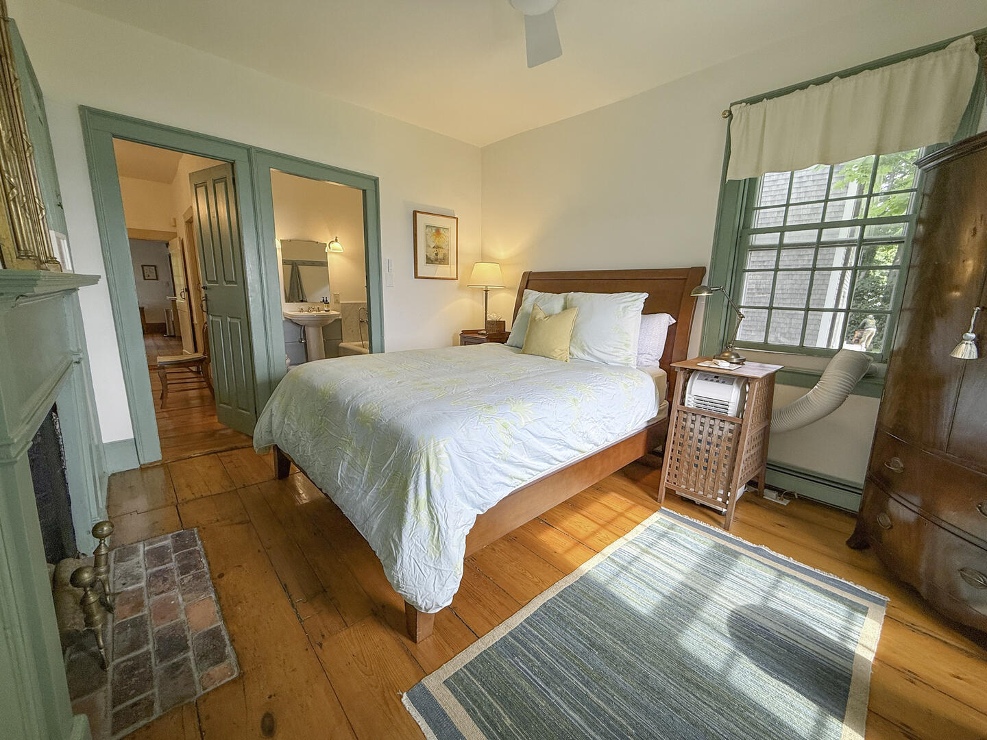 BR1 Queen with Adjoining Hall Bath, First Floor