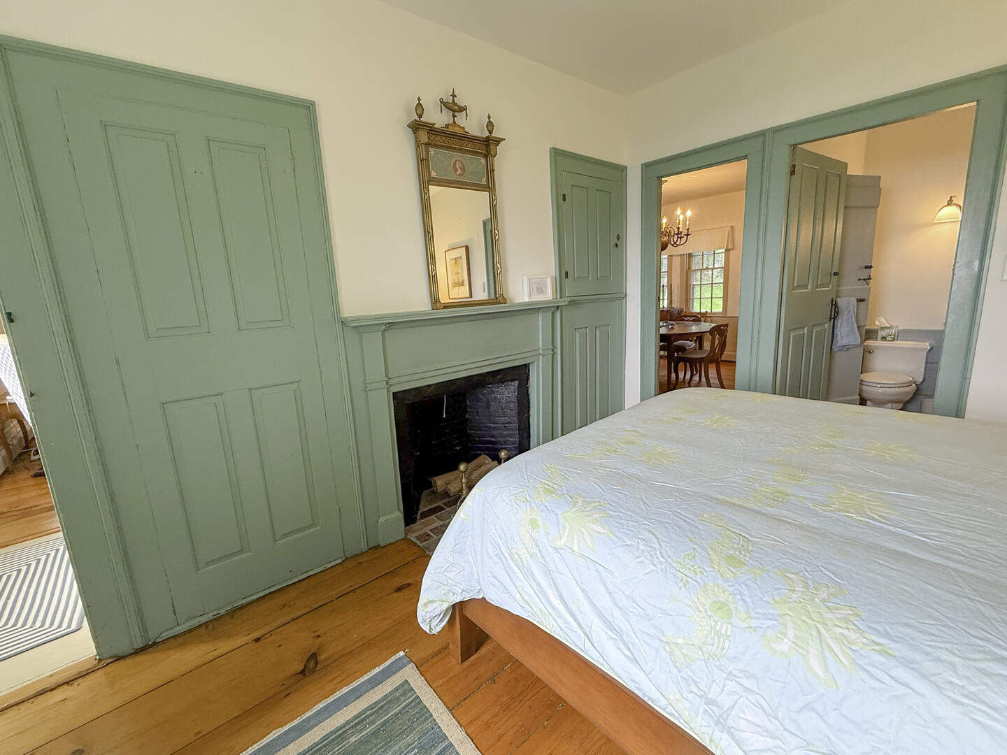 BR1 Queen with Adjoining Hall Bath, First Floor