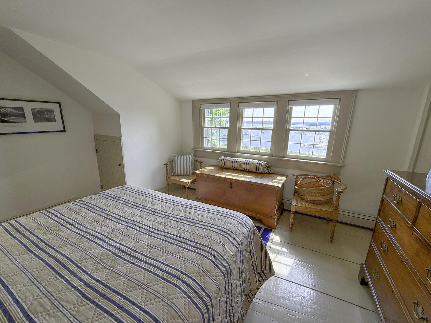 BR2 Queen, Second Floor