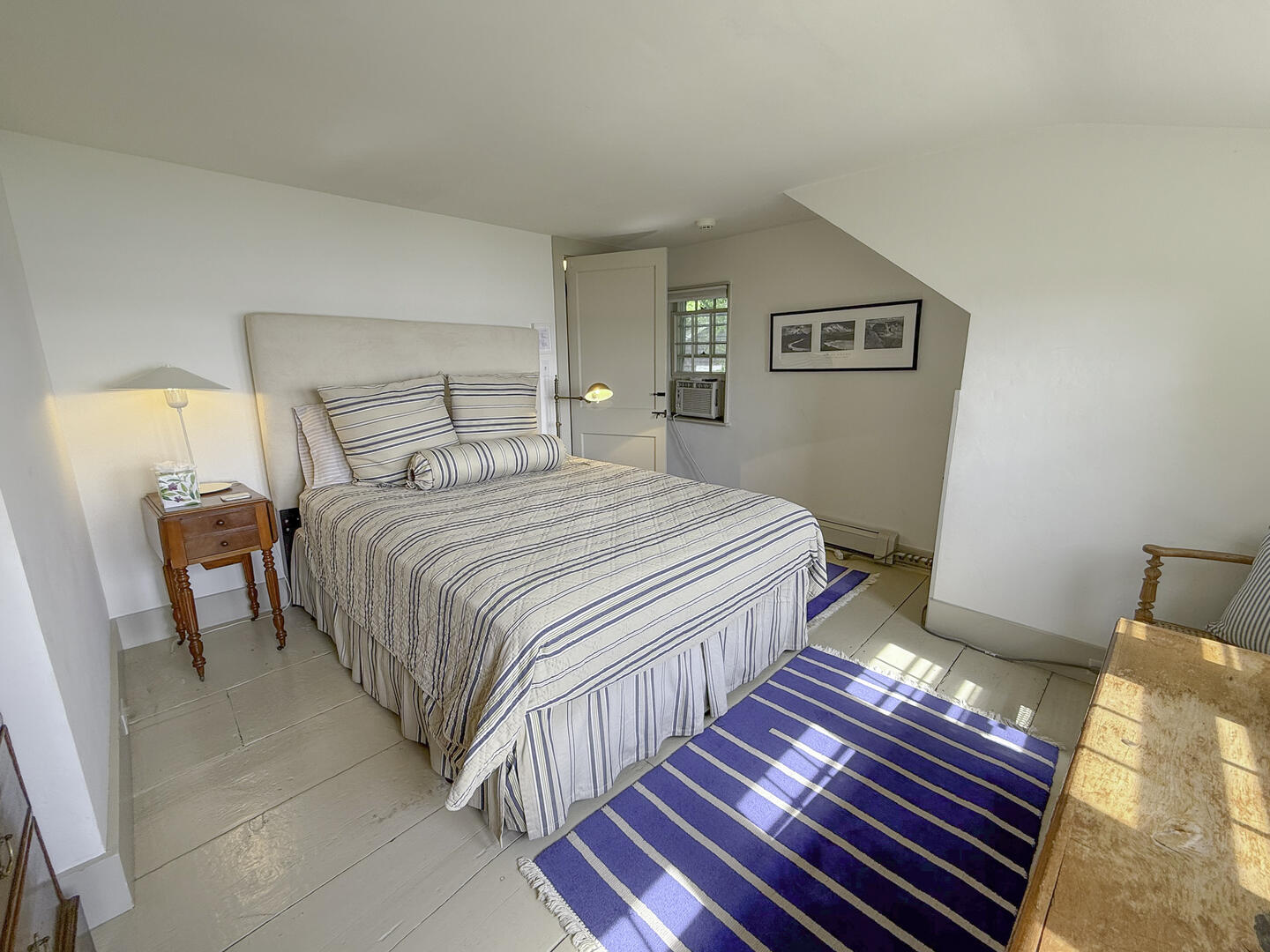 BR2 Queen, Second Floor