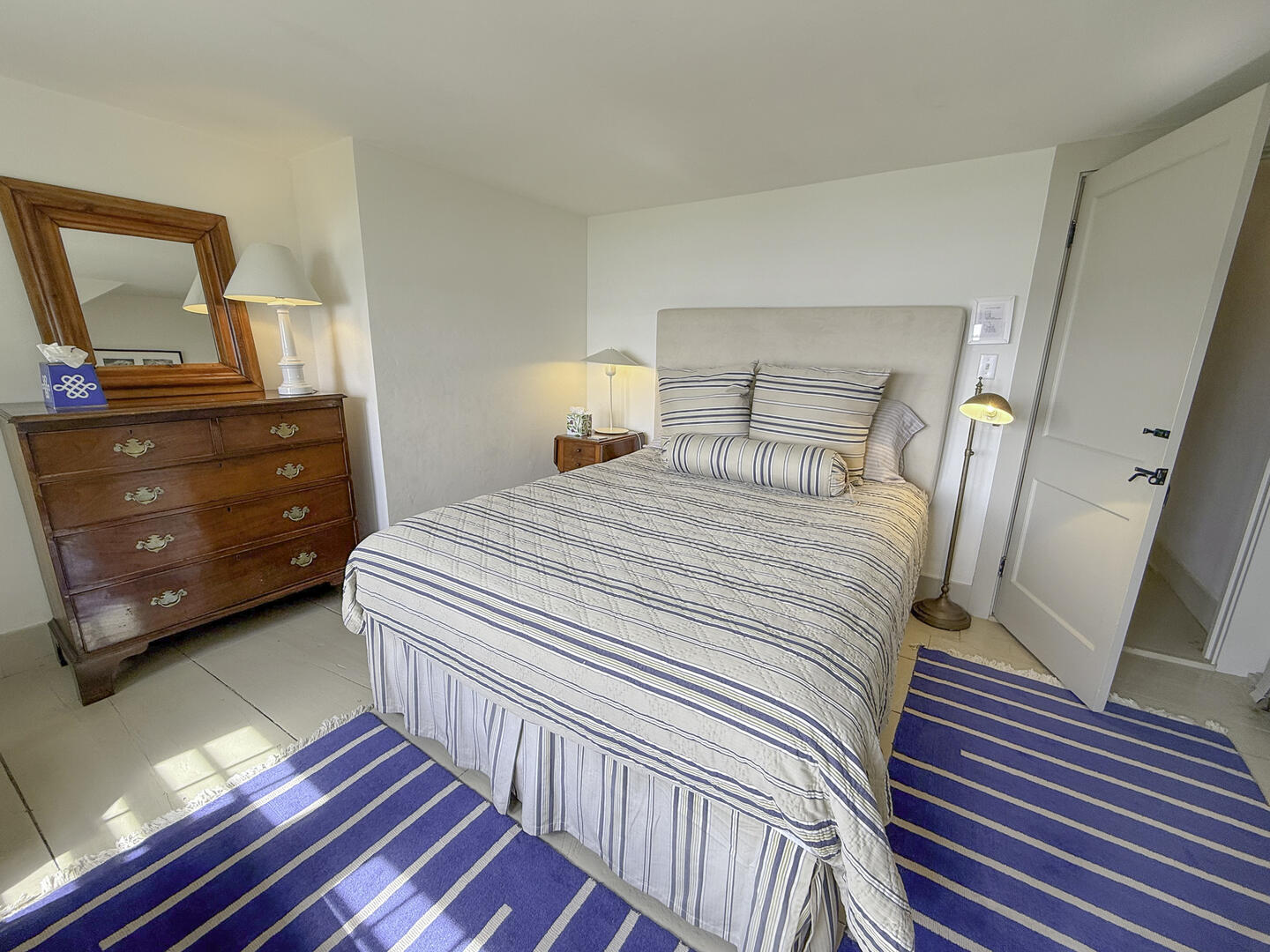 BR2 Queen, Second Floor