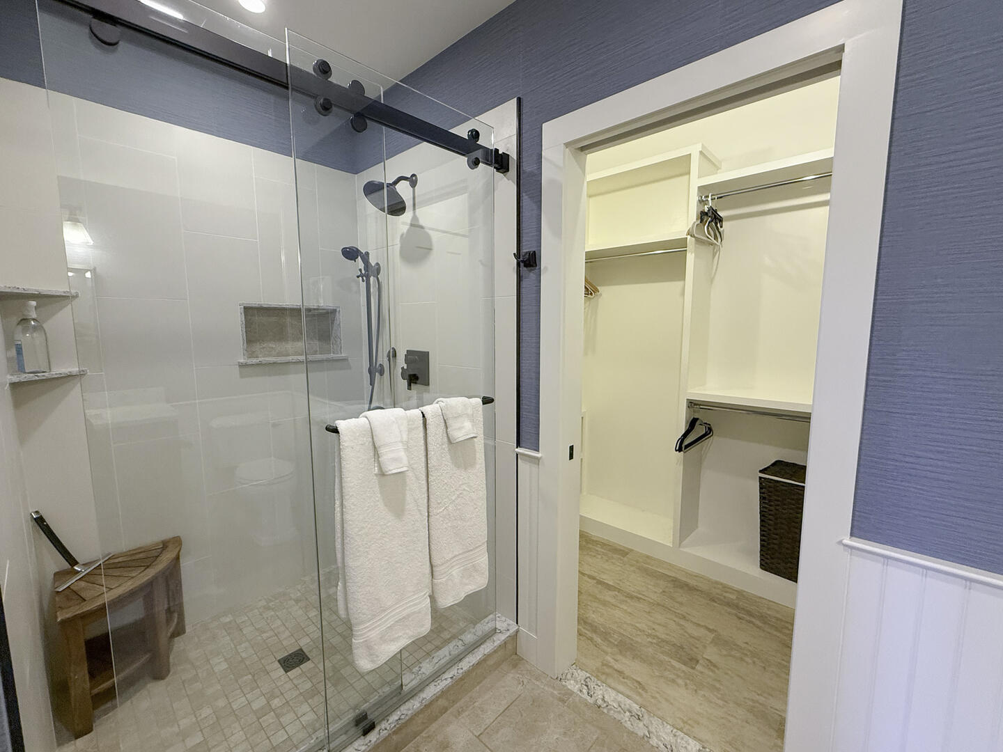 BR1 King En Suite with Shower Stall, First Floor