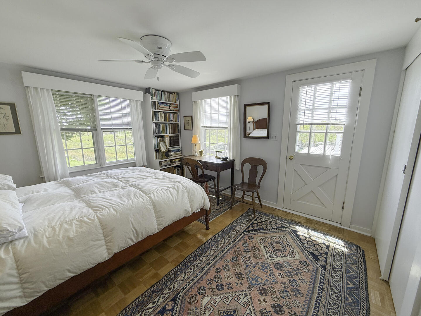 BR1 Queen, First Floor (walkthrough bathroom to get to bedroom)