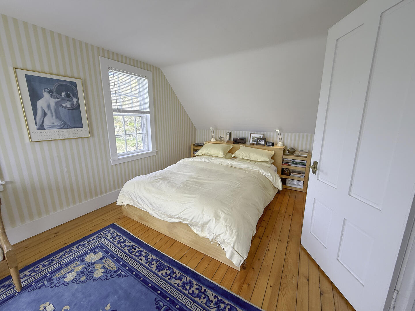 BR2 Queen, Second Floor