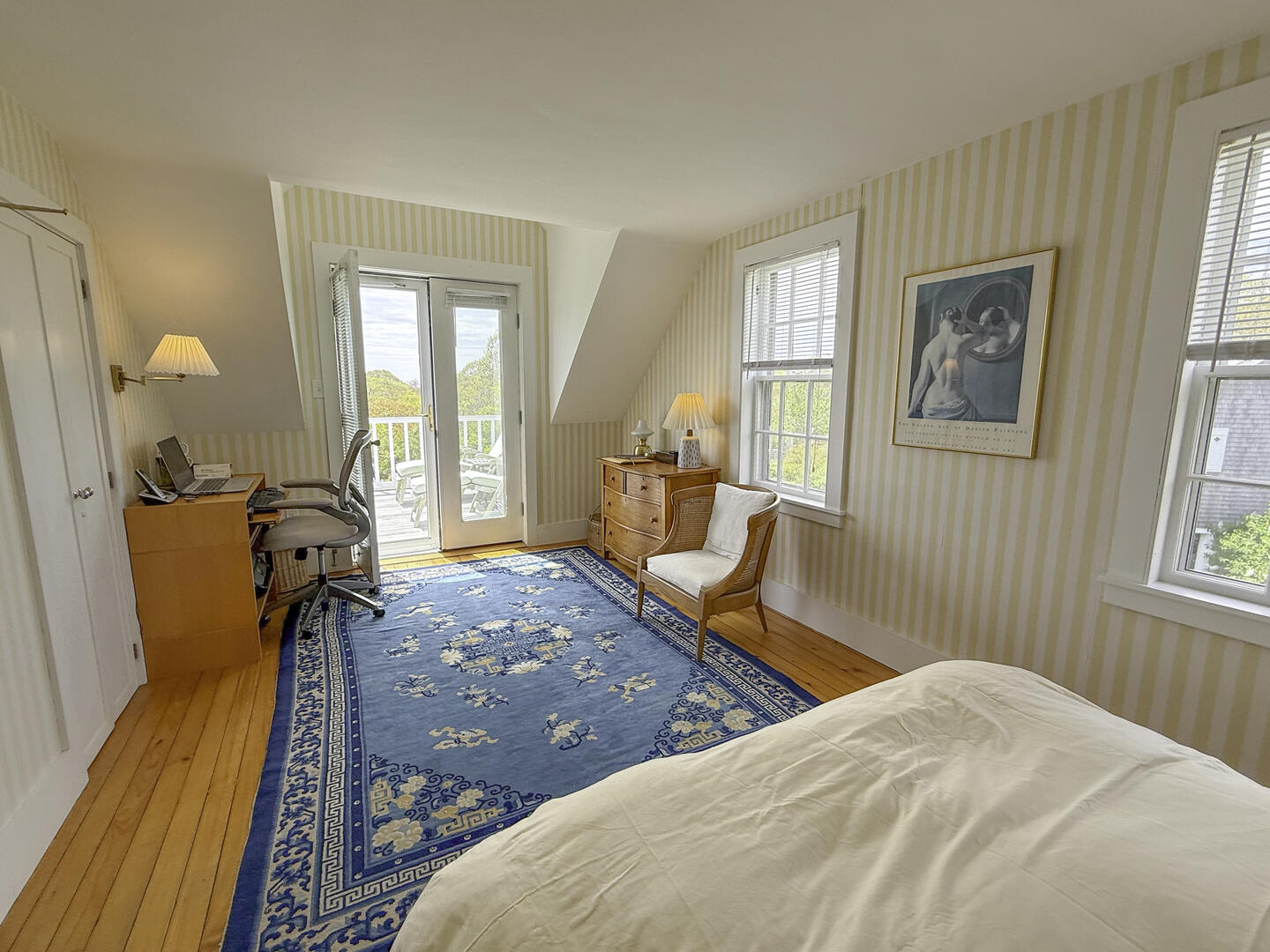 BR2 Queen, Second Floor