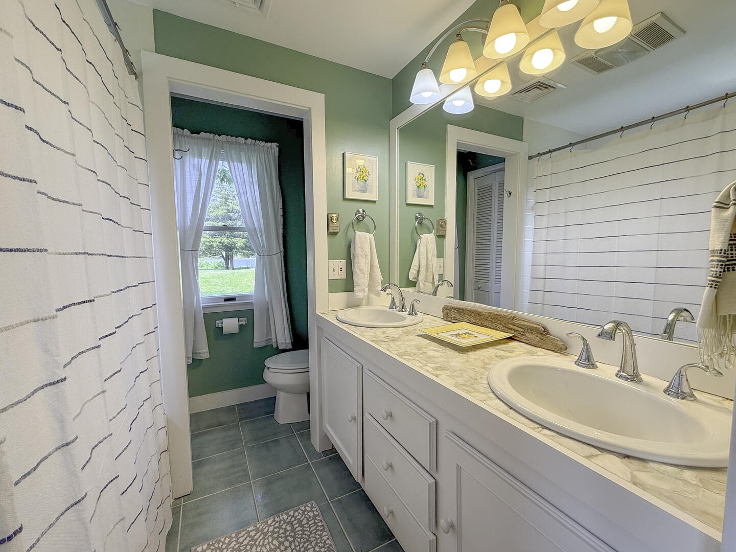 BR1 King En Suite with Shower Tub Combo, First Floor