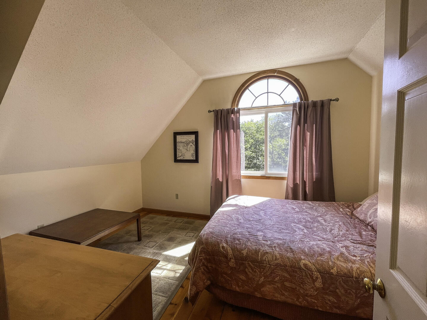 BR3 Queen, Second Floor