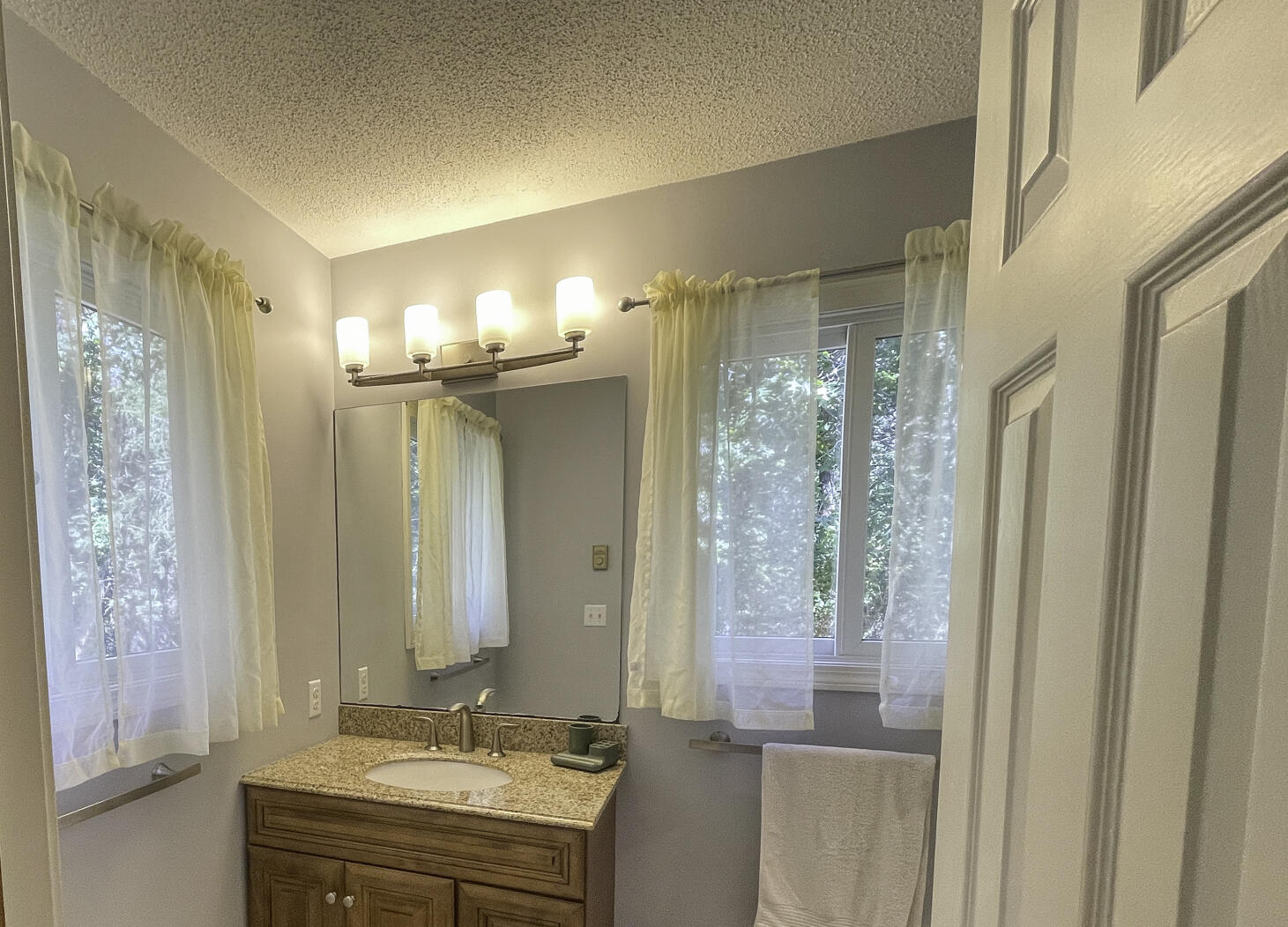 BR1 En Suite, Shower Tub Combo