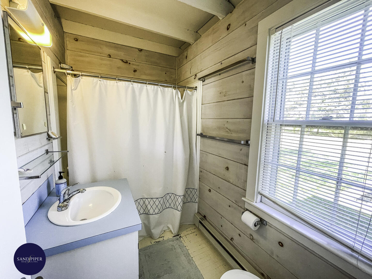 Hall Bath with Tub Shower