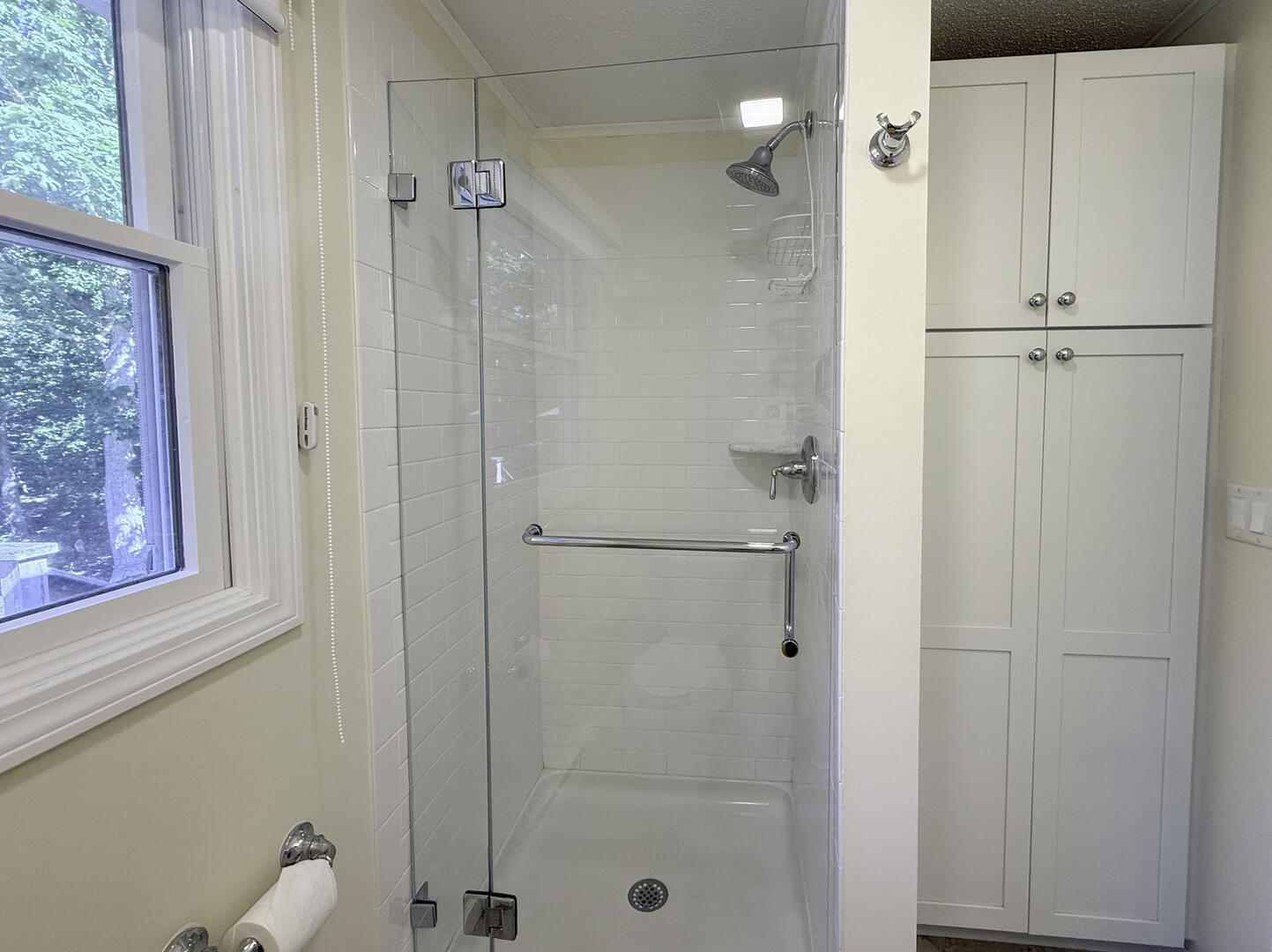 BR1 Queen En Suite with Shower Stall, First Floor