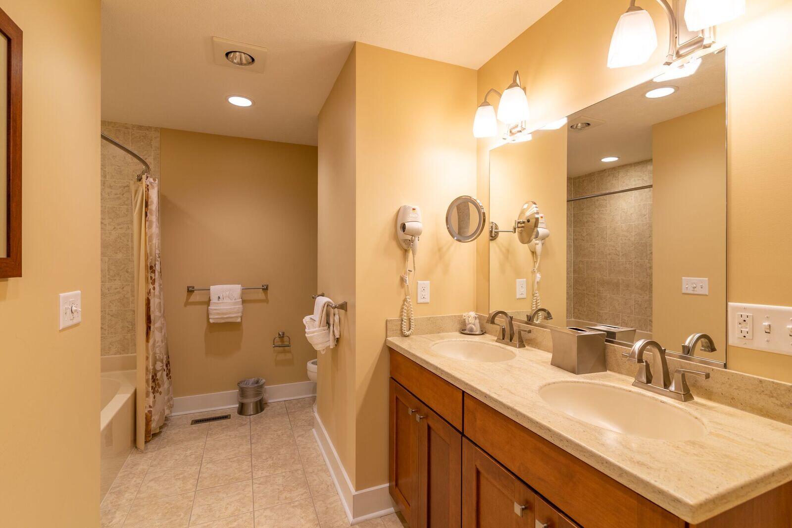 Regal Vistas Luxury Two Bedroom Townhome 13