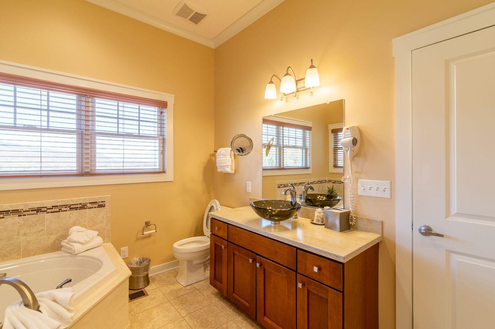 Regal Vistas Luxury Two Bedroom Townhome 10