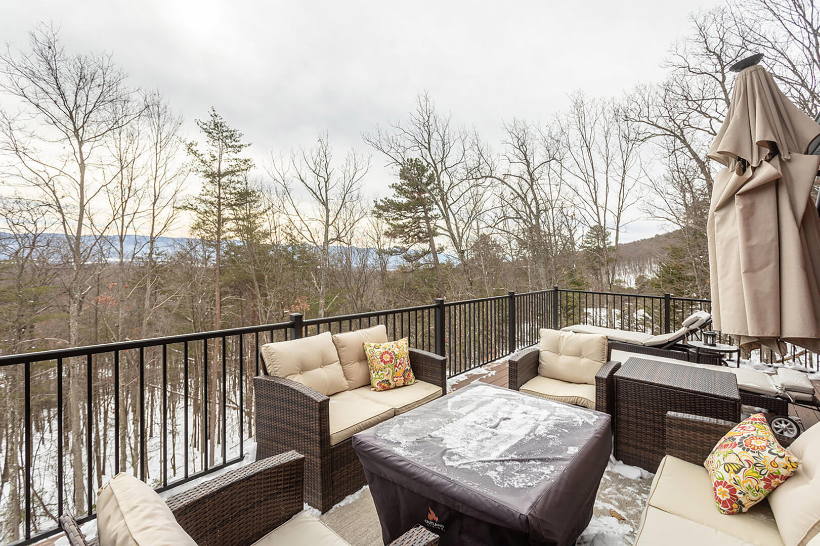 Porch Area with Gas Fire Pit 